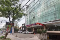 Urbanview Hotel Newton Riau Bandung by RedDoorz Hotels in Cihapit