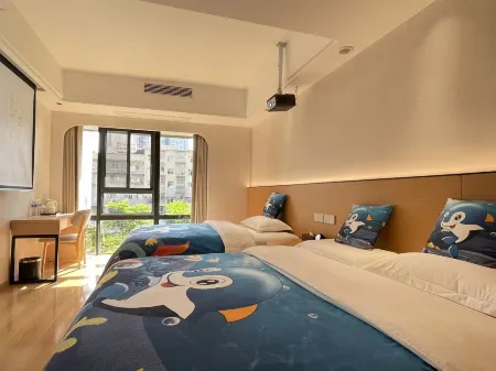 Yueting Hotel (Anyue Central Times Square Branch) Отели рядом с достопримечательностью «Anyue Stone Carvings»