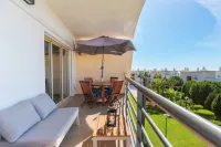 BnB Homes Eco Apartment with Terrace, 2 Swimming pools & Tennis court - شرفة