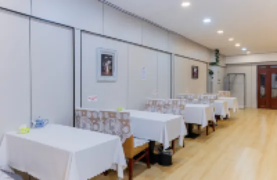 Ease Hotel (Xining Railway Station Xinqian International Plaza)