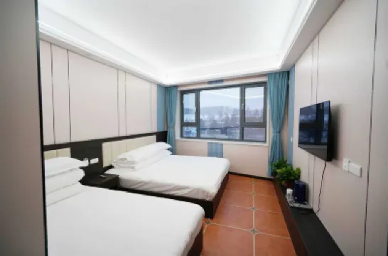 Changbai Mountains and Yunshuis Yijuju Hotels near Fukulun Lake Night Market