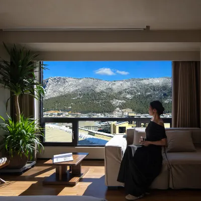Shangri La Tianji Cloud Resort Beauty Hotel (Dukezong Ancient City Store) Hotel berhampiran Wufeng Mountain Horse track