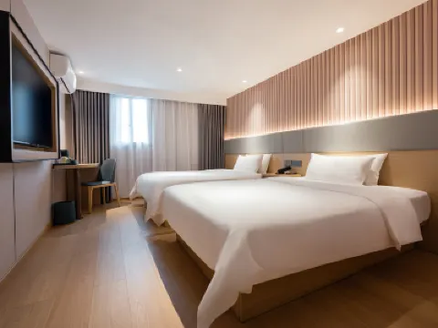 IU Hotel (Chongqing Shapingba Pedestrian Street High-speed Railway Station Branch) Hotels near Sanxia Square