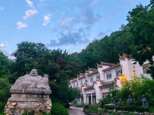 Yiru Homestay (Zhouzuling Yaowangdong Wellness Town Scenic Area) - parking
