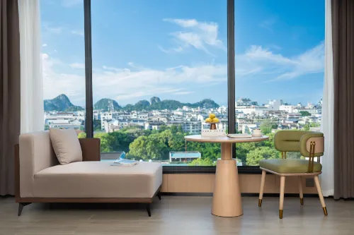 Rezen Chaokong Hotel (Guilin Elephant Trunk Hill Scenic Area Two Rivers and Four Lakes)