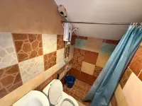 Pecan Pension House near Iloilo International Airport by RedDoorz - Parking
