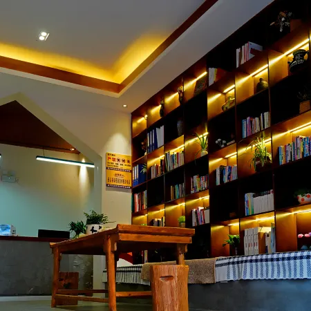 Luding Sihaiyijia Boutique Hotel (Luding Bridge)
