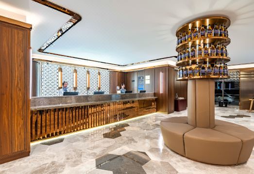 yilong Hotel 로비의 로봇 배달 서비스