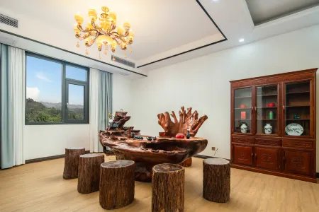 DONGXING HAOXING RV camping base Отели рядом с достопримечательностью «Chen Mansion»