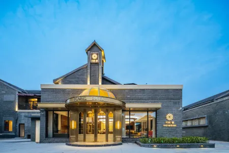 Floral Lux Hotel·Taizhou Fengchenghe Resort Hotel (Old Street) Отели рядом с достопримечательностью «Taizhou University»