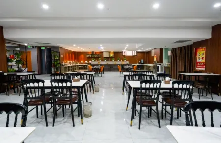 Jinse Yangguang Motel Отели рядом с достопримечательностью «Qingchengqiang Site»