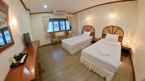 Roongruang Hotel - Hostels