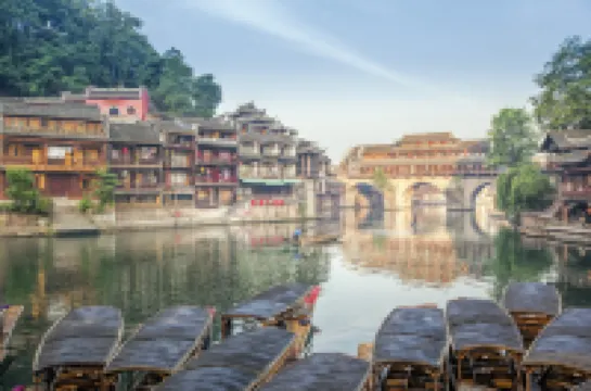 Yu Jiangyue · Natural Aesthetics Designer's View of Tuojiang River Scenery - Holiday Villa Hotels in Fenghuang