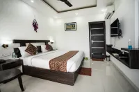The Golden Sunrise Hotel - parking