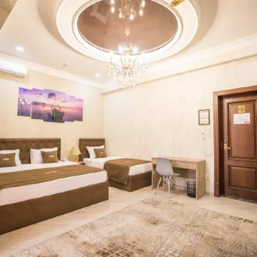 Leader Hotel
