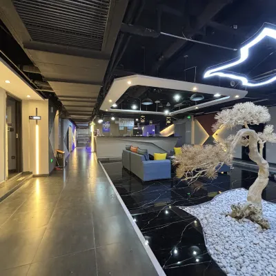 Haini Homestay (Kunming Nanping Street) Отели рядом с достопримечательностью «Конгресс-центр Kunming Hall»