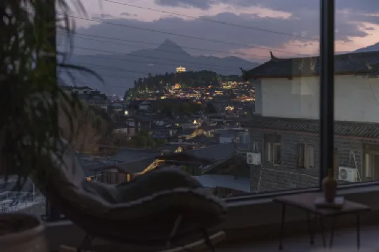 Lijiang Hourglass and Jun View Homestay Отели в г. 