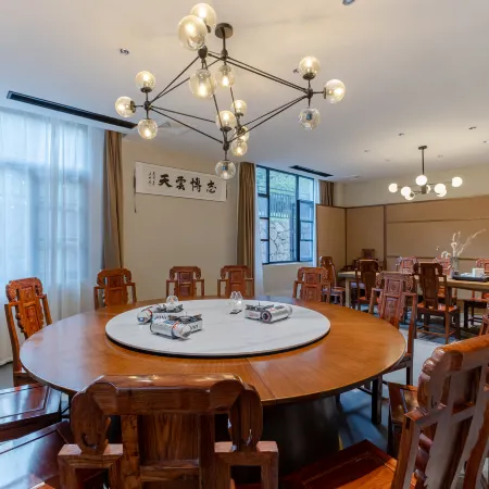 Shaojian Banshushe B&B (Lujiang Tangchi Hot Spring Resort)