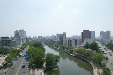Weifeng Hotel (Xuchang Caowei Ancient City Fat Donglai Times Square Branch) Отели рядом с достопримечательностью «Qingyihe Thousand Acres Garden»
