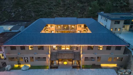 Floral Lux Hotel· Hotel in Jiayue, Mount Wutai（Mount Wutai Scenic Spot Store）） Отели рядом с достопримечательностью «Baiyun Temple»