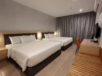 Forum Hotel Penang Отели в г. 
