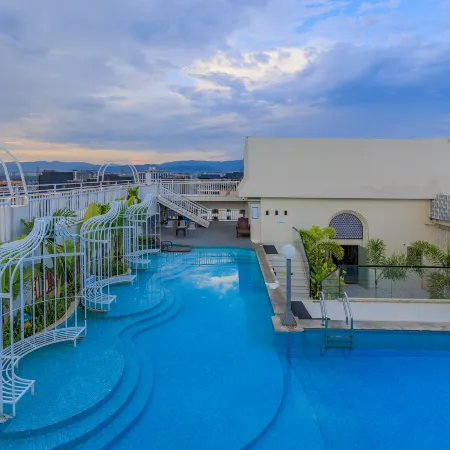 Panorama Garden Hotel with Infinity Pool at High Altitude, Jinxiangdun Yueting