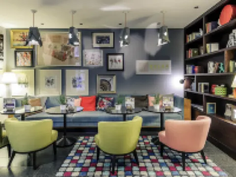 โรงแรมเมอร์เคียวแอนด์เรซิเดนซ์ เช็คพอยต์ชาร์ลี