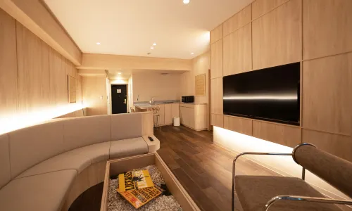 UH SUITE  NAMBA STATION