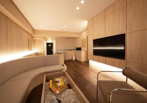 UH SUITE  NAMBA STATION