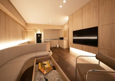UH SUITE  NAMBA STATION