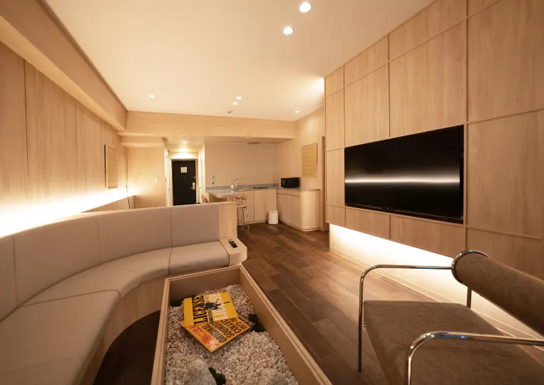 UH SUITE  NAMBA STATION