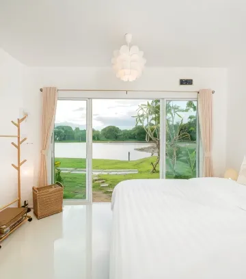 วิลล่าริมแม่น้ำพร้อมระเบียงชั้นบนทรงโดม