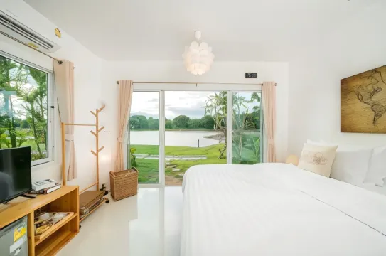 วิลล่าริมแม่น้ำพร้อมระเบียงชั้นบนทรงโดม