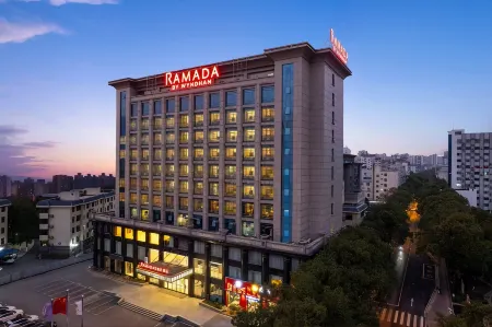 Ramada Hotel Zhangjiajie (Tianmen Mountain Cable Car Station) Отели рядом с достопримечательностью «Jishou University Zhangjiajie Campus»