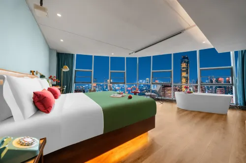 Chongqing Jiefangbei Hongya Cave Houju High-altitude River-view Hotel