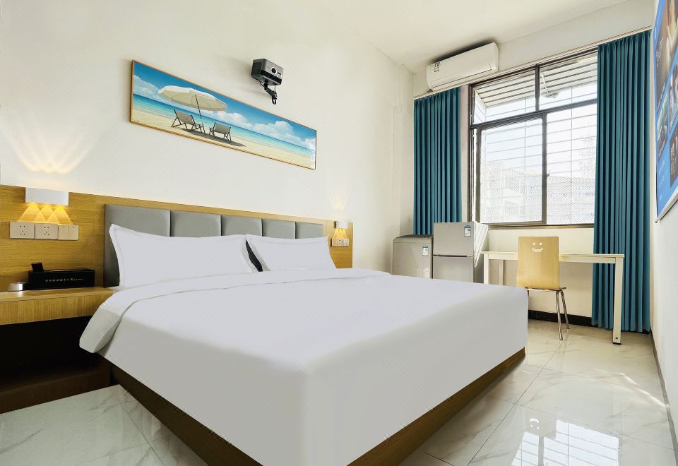 [푸칭 아파트의 세련된 객실 내부와 프로젝션 시설]