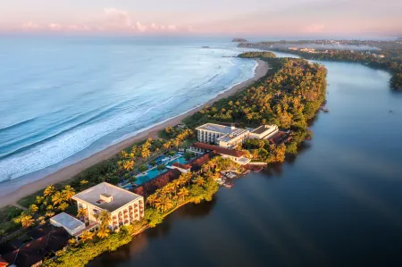 NH Bentota Ceysands Resort Отели рядом со станцией Aluthgama Railway Station