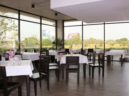 B2 Mahidol Boutique & Budget Hotel Отели рядом с достопримечательностью «Wat Don Chan»