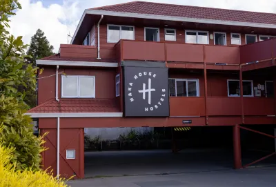 Haka House Taupo Hotel dekat Bandara Taupo