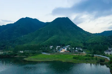 Floral Hotel·Yihu Yishu Hotel(Taiping Lake Scenic Area) Отели рядом с достопримечательностью «Dongtianwan Scenic Spot»