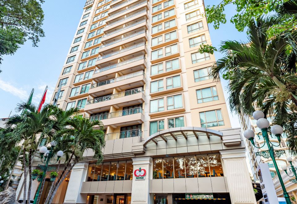 셔우드 레지던스의 쾌적한 실내 수영장 모습