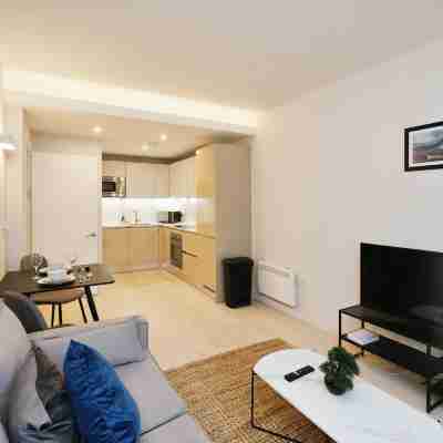 Modern 1 Bed Apt Near Ascot- with parking Rooms