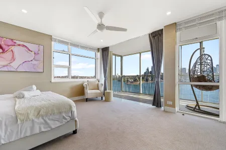 Sydney's Landmark Views from Luxury 2Bd Apt