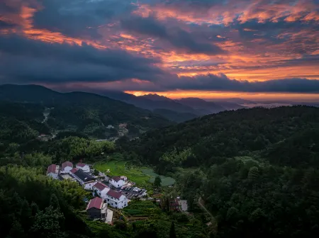 Yuexi Dabie Mountain Health Village Отели рядом с достопримечательностью «Rainbow Waterfall Scenic Spot In The Dabie Mountains»