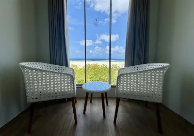 Avyanna Gulhi Beach Hotel Отели рядом с достопримечательностью «Анантара Дхигу Мальдивы Resort»