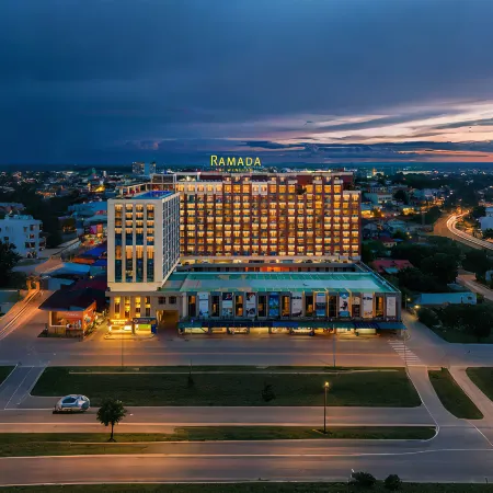 Ramada by Wyndham Vientiane Central Отели рядом с достопримечательностью «Статуя Фа Нгум»
