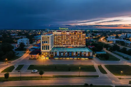 Ramada by Wyndham Vientiane Central Отели рядом с достопримечательностью «Statue of Fa Ngum»