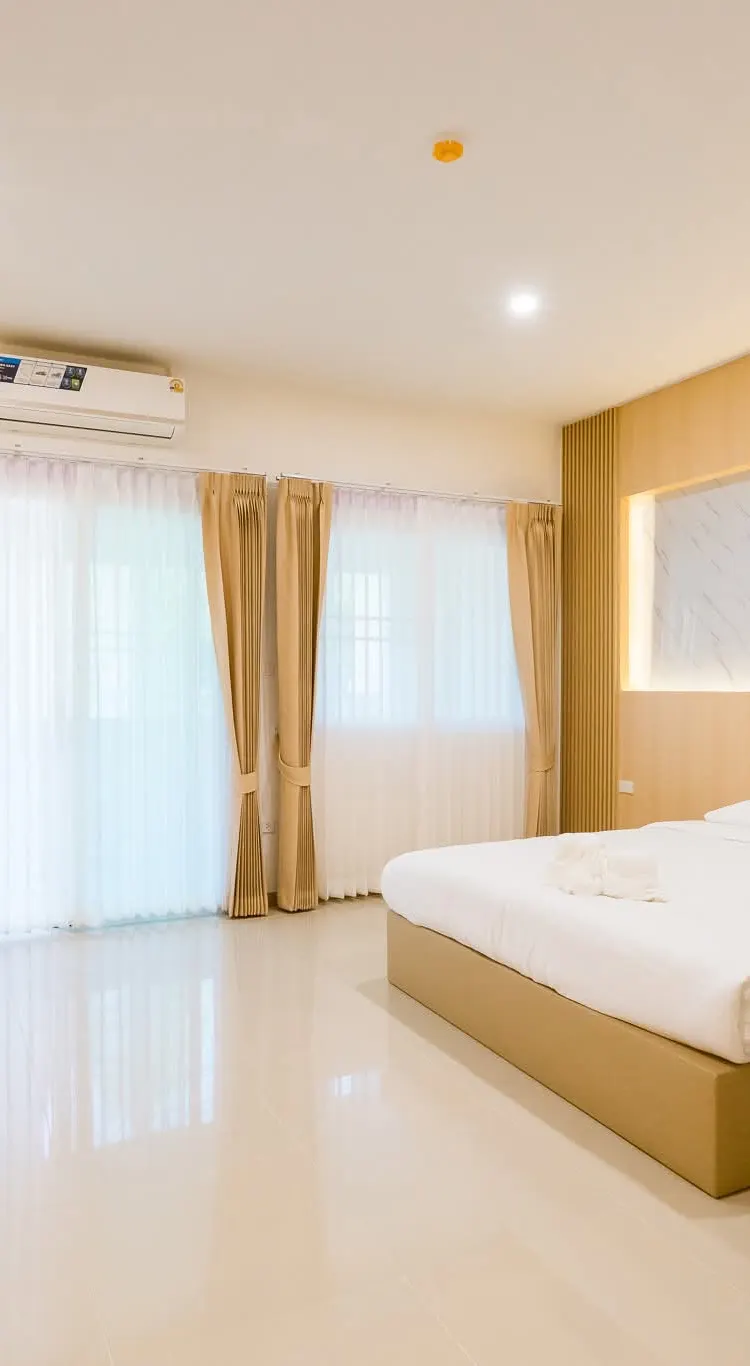 ห้องดีลักซ์ เตียงคิงไซส์ พร้อมระเบียง