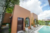 Ubu Villa Gito Gati - 4 Bedrooms Villa in Jogja for Family Hotels in Sleman