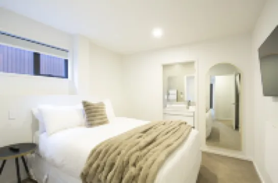 Stylish 2-BR Home, Scenic Balcony, Key Amenities โรงแรมใน